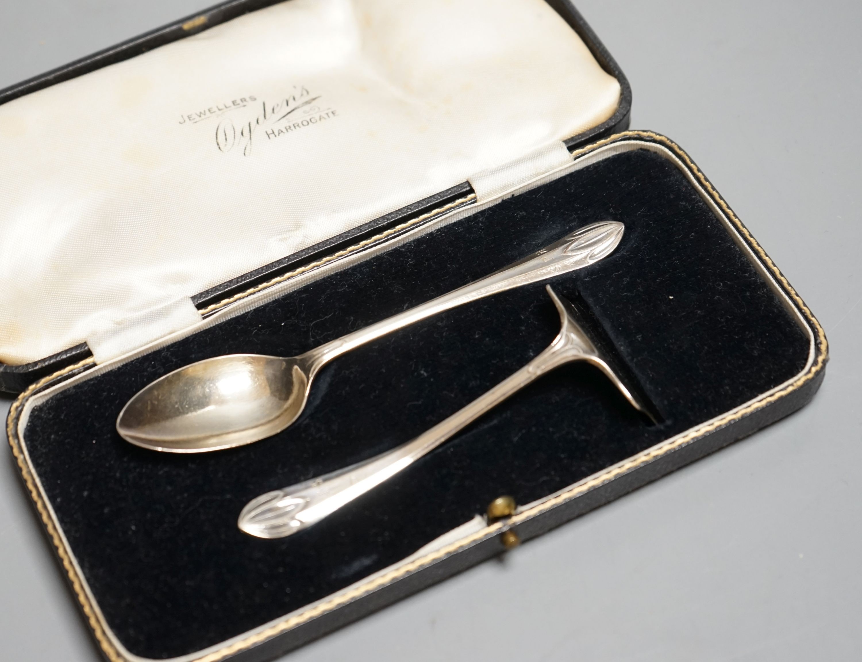 A cased George V silver spoon and pusher.